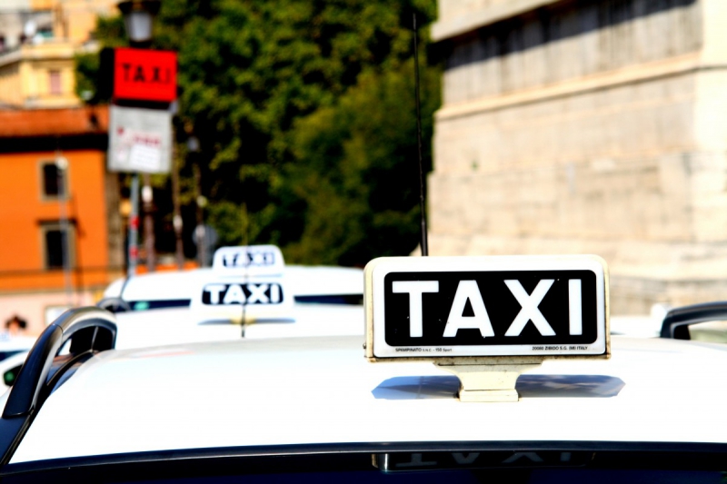 taxis-VARAGES-min_taxi_auto_rome_road_white-1051610